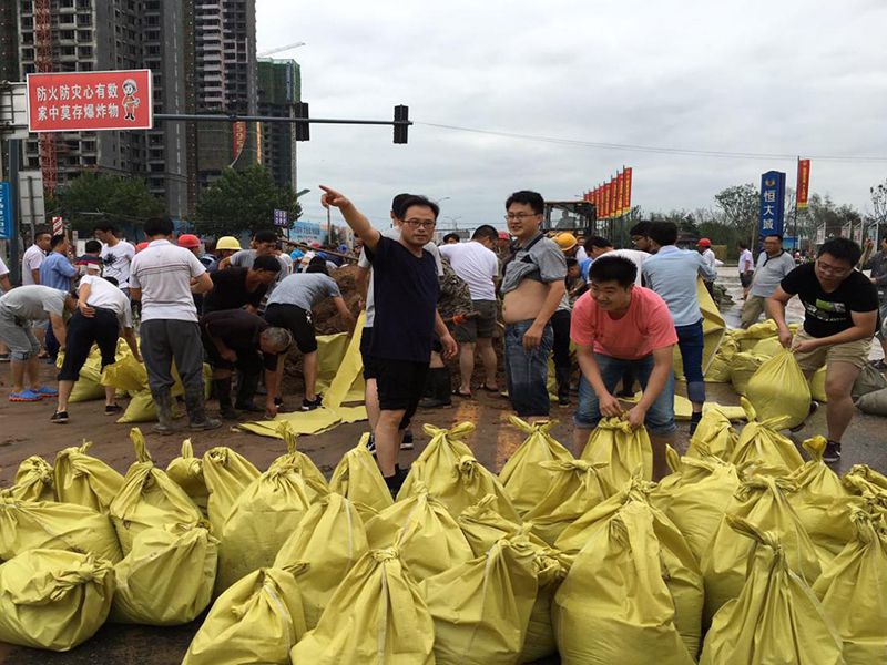 2016年7月20日，集團公司組織員工參與“安陽7·19特大洪水”搶險救災工作。